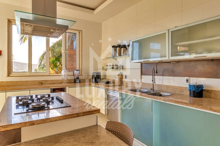 Mansão frente Praia Ferradura por Luxury Rentals