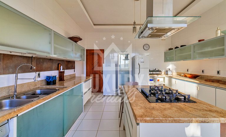 Mansão frente Praia Ferradura por Luxury Rentals