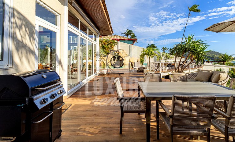 Mansão frente Praia Ferradura por Luxury Rentals