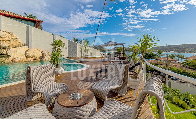 Mansão frente Praia Ferradura por Luxury Rentals