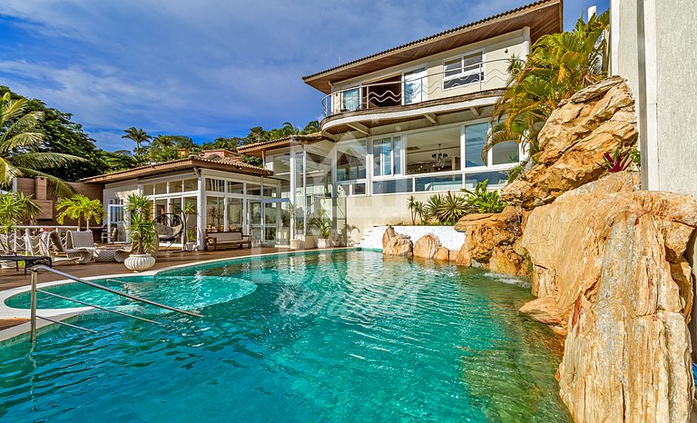 Mansão frente Praia Ferradura por Luxury Rentals