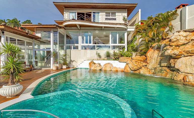 Mansão frente Praia Ferradura por Luxury Rentals