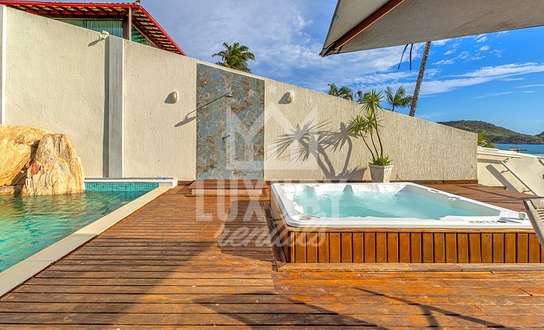 Mansão frente Praia Ferradura por Luxury Rentals