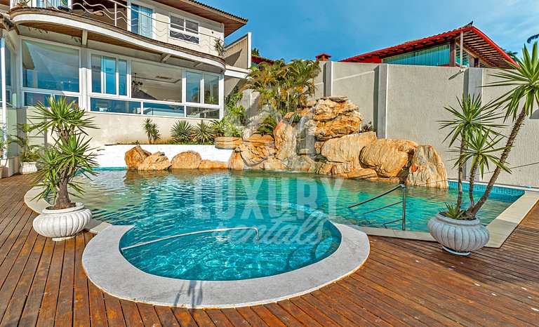 Mansão frente Praia Ferradura por Luxury Rentals