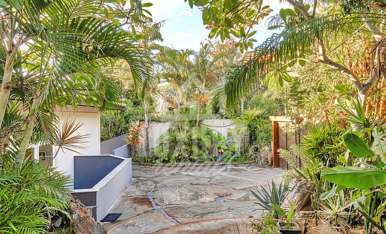 Mansão frente Praia Ferradura por Luxury Rentals