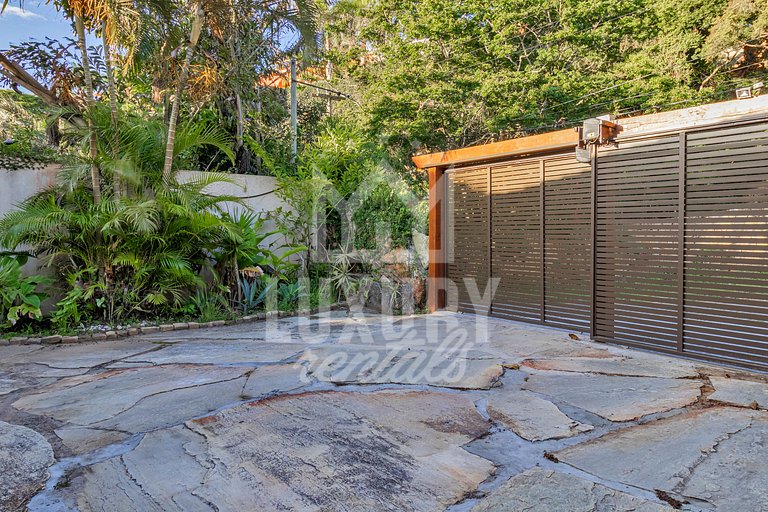 Mansão frente Praia Ferradura por Luxury Rentals