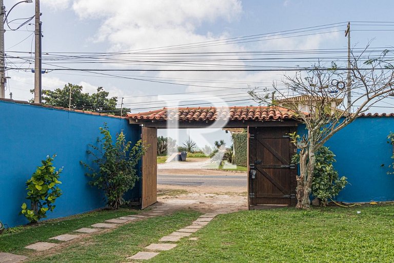 Casa com Quatro Quartos, a menos de 50mts da Praia de Mangui