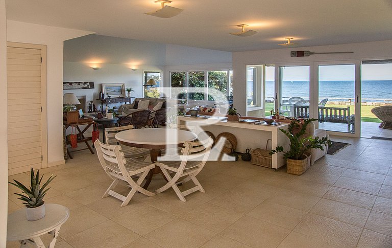 Casa Maravilhosa com Cinco Suítes, Pé na Areia da Praia de M